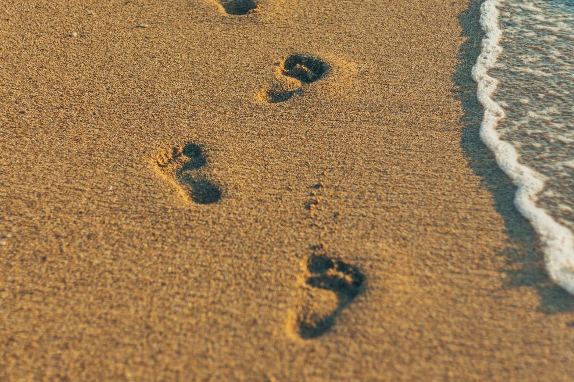 Copyright: Artem Stoliar auf Unsplash Fußabdrücke im Sand