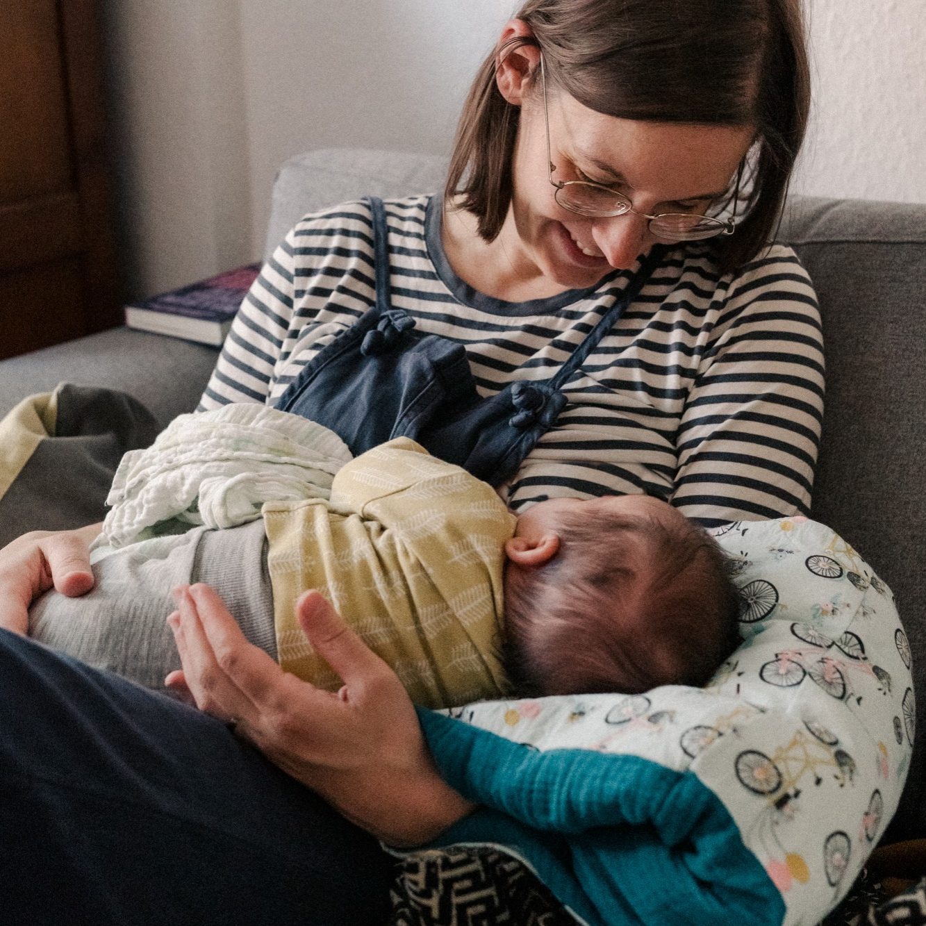 Copyright: Anne-Britt Sommer Stillende Mutter mit Kobelwerk Haltekissen, einem kleinen Stillkissen über dem Arm
